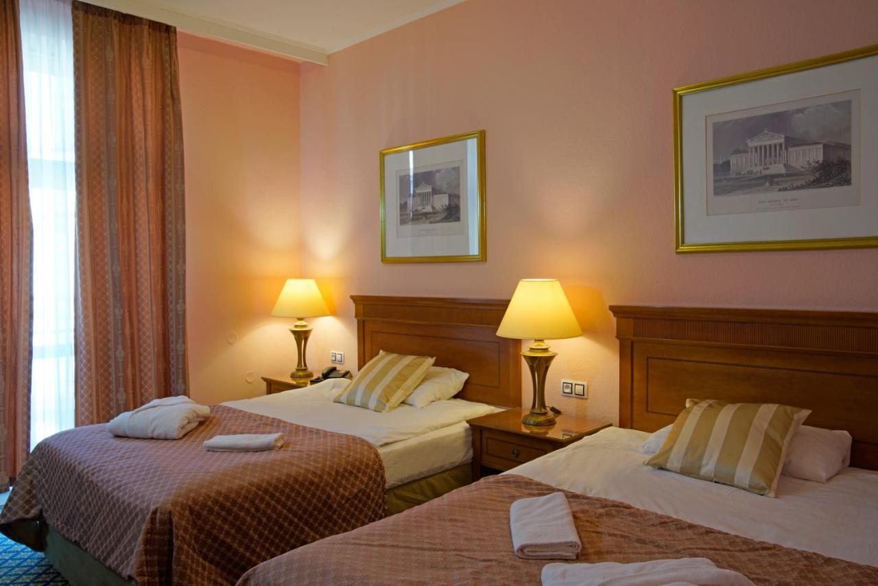 Lauretta 4*