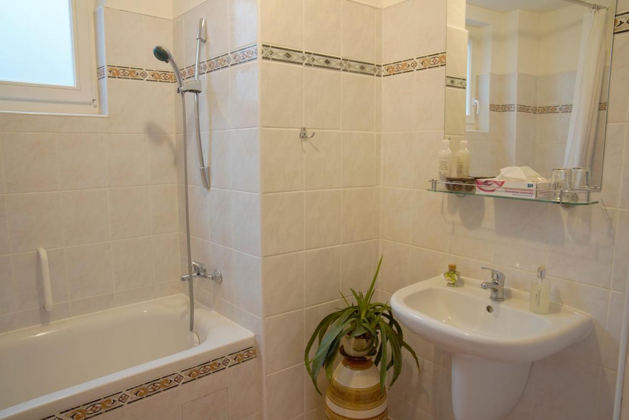 Lauretta 4*