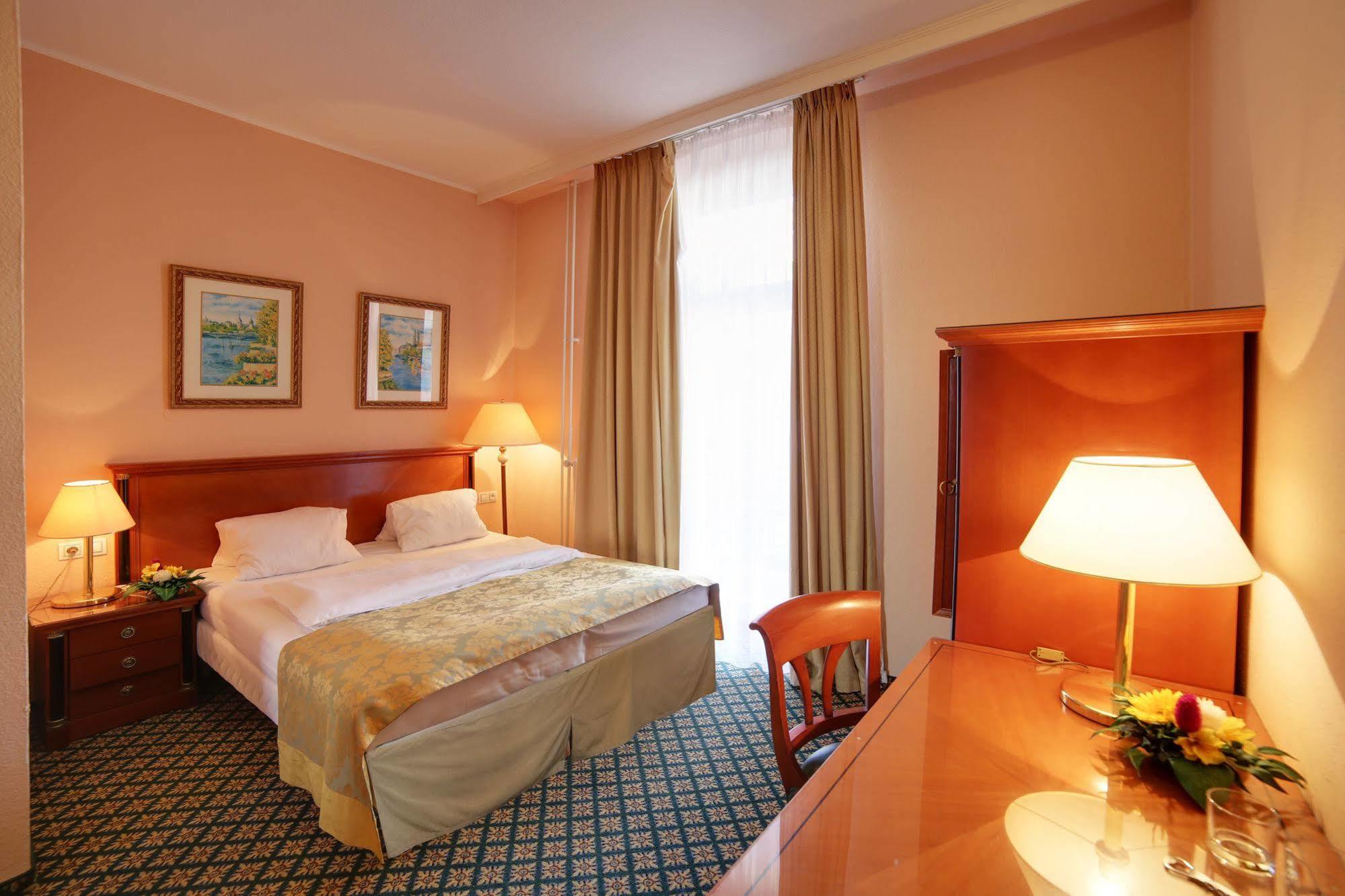 Lauretta Hotel 4*