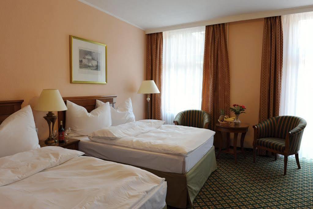 Lauretta 4*